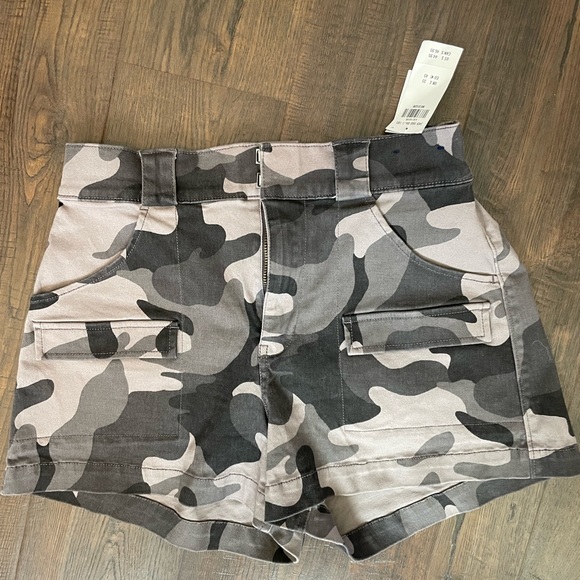 Hollister Pants - Hollister Camo Ultra High Rise Mom Shorts